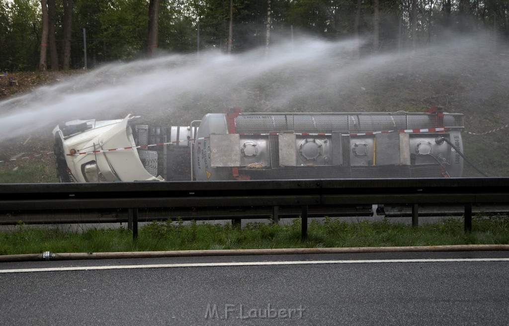 VU Gefahrgut LKW umgestuerzt A 4 Rich Koeln Hoehe AS Gummersbach P044.JPG - Miklos Laubert